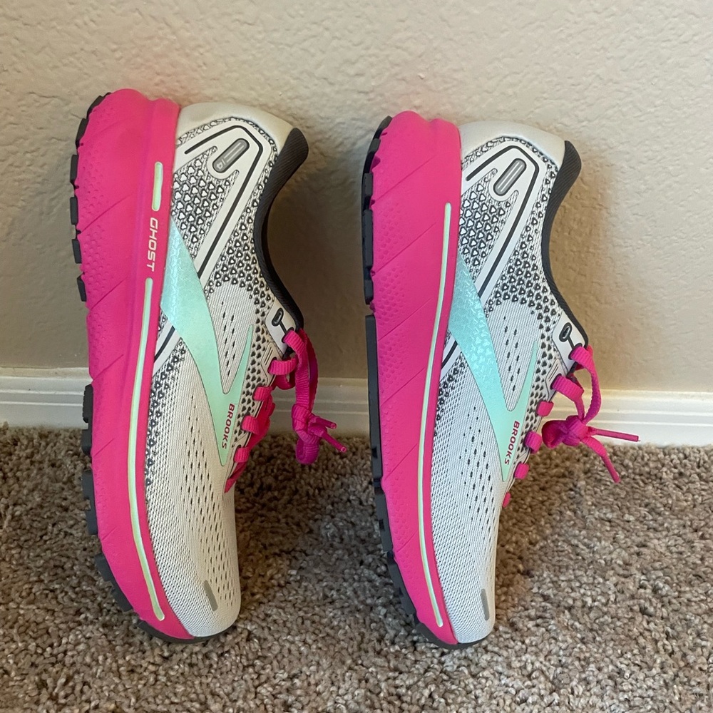 NWOT never worn Brooks Ghost running shoe womens size 6.5